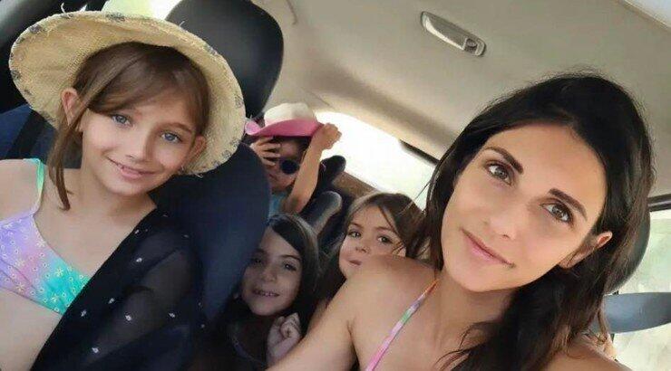 Χρήστος Κυπρή – Ειρήνη Καραγιώργη: Στην παραλία με τα έξι παιδιά τους! [εικόνες]