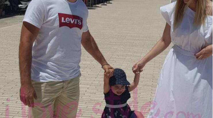 Άντρη Καραντώνη – Νεοκλής Σκουρουμούνης: Με τη μικρή Αργυρώ στη Μύκονο!