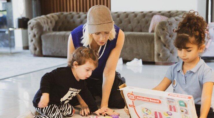 Άντρη Καραντώνη: Έντυσε τις κόρες της ακριβώς το ίδιο και λατρέψαμε την εμφάνισή τους [εικόνες]