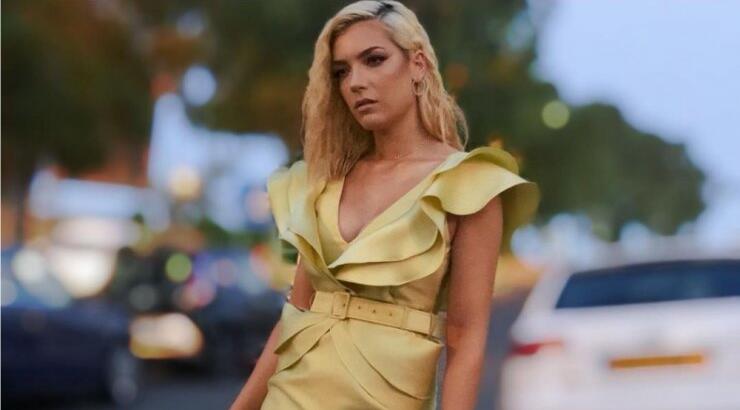 Wet look: Η hair stylist, Μενεξία Αντωνιάδου μας αποδεικνύει γιατί πρέπει να το υιοθετήσουμε αυτό το καλοκαίρι