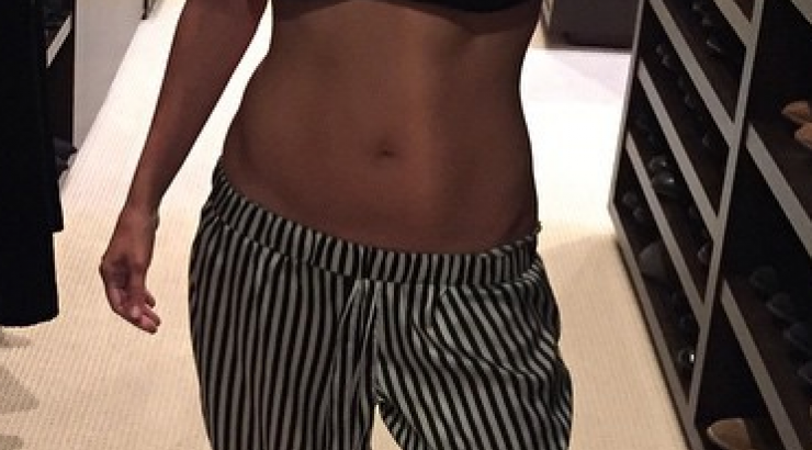 Ποια διάσημη έχει αυτούς τους κοιλιακούς λίγο καιρό μετά τη γέννα;