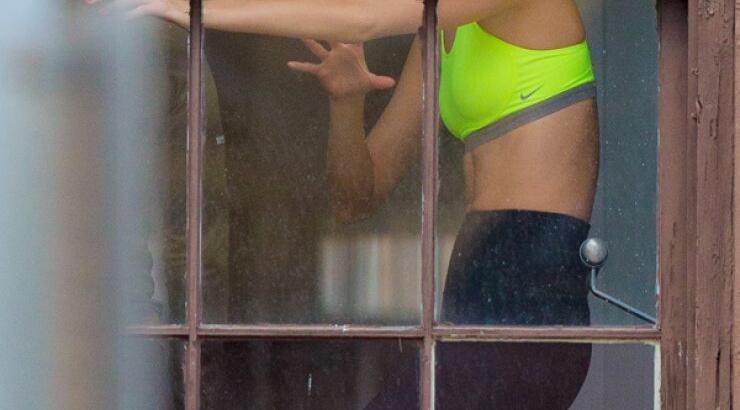 Η Karlie Kloss γυμνάζεται και ιδρώνει [εικόνες]