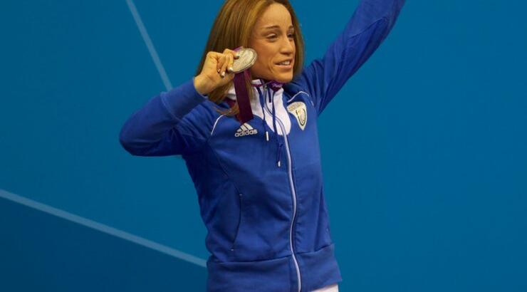 Η Καρολίνα Πελενδρίτου κάνει κατακόρυφο στην άμμο με brazilian μαγιό!