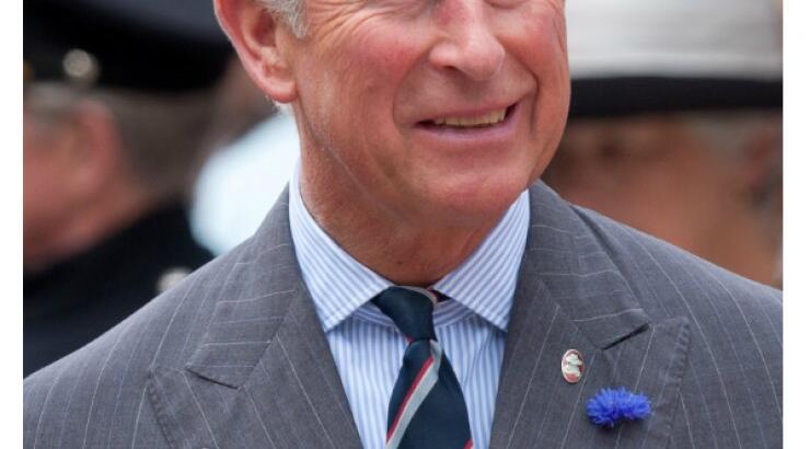 Σάλος στο παλάτι με τις καυτές φωτογραφίες του πρίγκιπα Κάρολου να φιλάει στο στόμα ένα νεαρό άντρα!