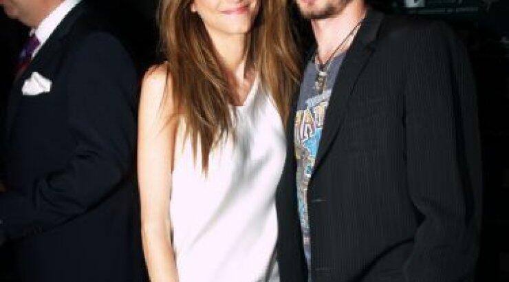 Ο Θανάσης Πανουργιάς παίζει basket και η Σοφία Καρβέλα τον φωτογραφίζει!