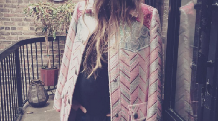 Επώνυμη Κύπρια αγκαλιά με τον νεογέννητο γιο της!