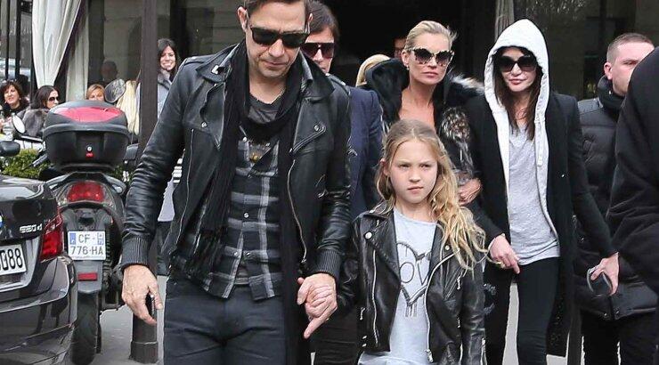 Kate Moss: Με την κόρη της και το σύζυγό της στο Παρίσι