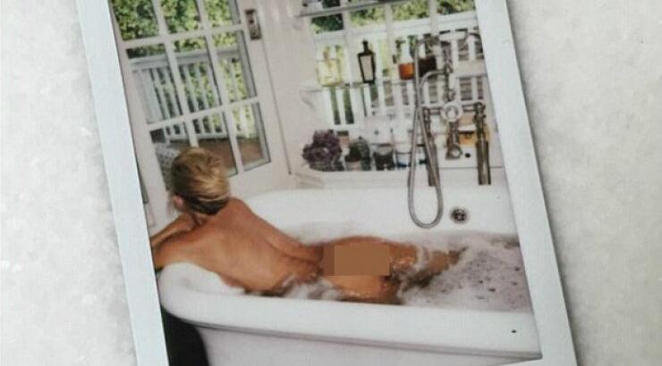 Γυμνή στην μπανιέρα γνωστή ηθοποιός για να σκάσει ο πρώην της!