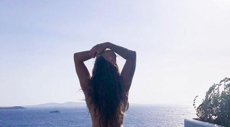 Χαμός στη Μύκονο! Γνωστό μοντέλο ποζάρει topless! [εικόνα]