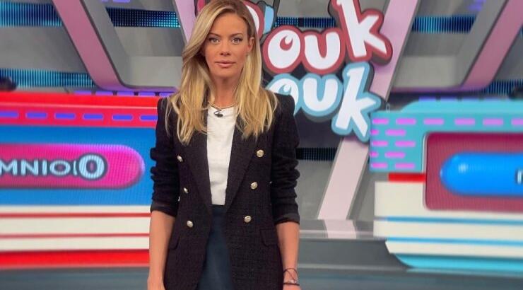 Ζέτα Μακρυπούλια: To "very peri" look με ολόσωμη φόρμα Stelios Koudounaris