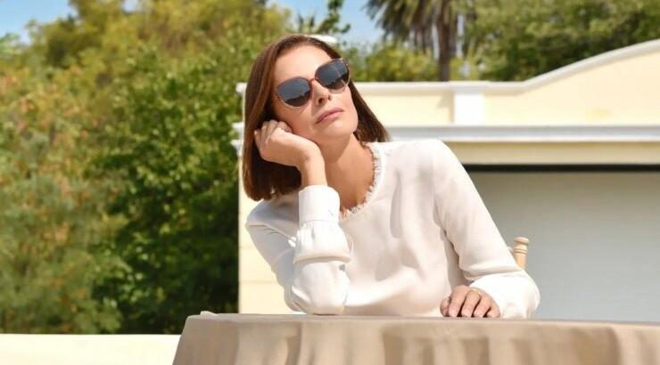 Fashion over 40: Πώς να αντιγράψεις το look της Τζίνας Αλιμόνου