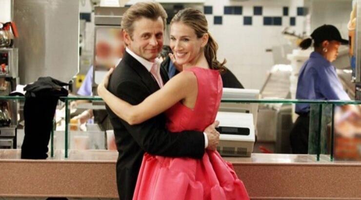 Βρήκαμε το πιο δημοφιλές φόρεμα της Carrie στα Zara