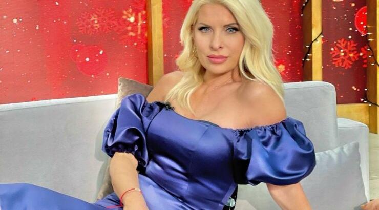 Total white: Η Ελένη Μενεγάκη φόρεσε το πιο κομψό σύνολο για τις γιορτές