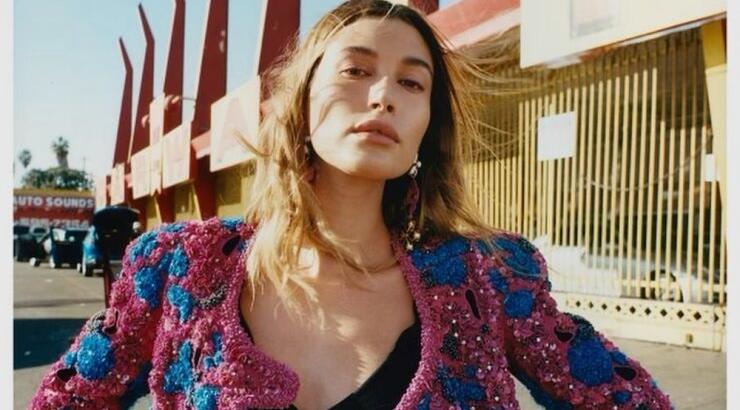 Hailey Bieber: To τζιν με πράσινα φτερά που φόρεσε στα VMAs