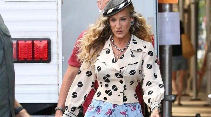 Βρήκαμε τα colour pop mules που θα φορούσε σίγουρα η Carrie Bradshaw