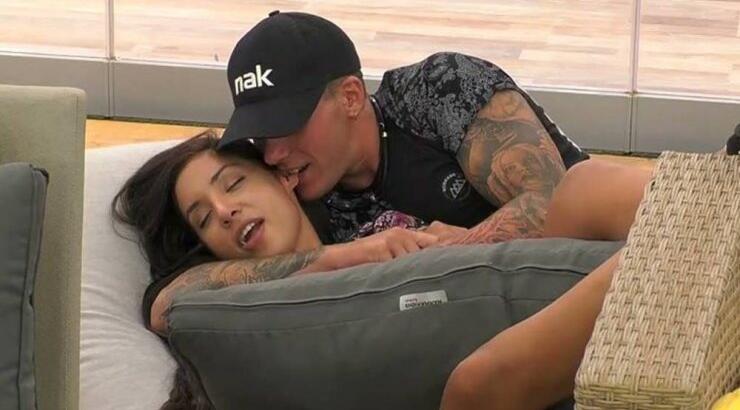 Big Brother: Τα τρυφερά στιγμιότυπα Παναγιώτη – Ανχελίτας κάτω από τα σεντόνια [βίντεο]