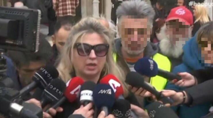 "Ραγίζουν" καρδιές τα λόγια της μεγάλης κόρης του Κώστα Βουτσά, Σάντρας έξω από την εκκλησία 