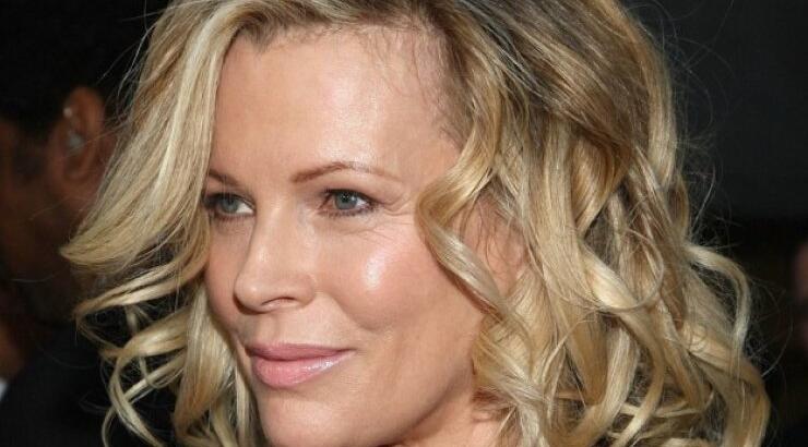 Η Κιμ Μπάσιντζερ υπέγραψε συμβόλαιο στα 60 της με το πρακτορείο της κόρη της