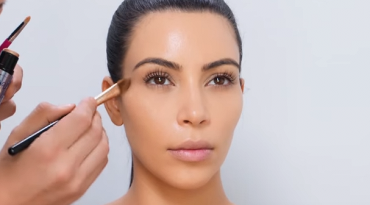 H Kim Kardashian δείχνει βήμα βήμα πώς γίνεται το strobing στο μακιγιάζ