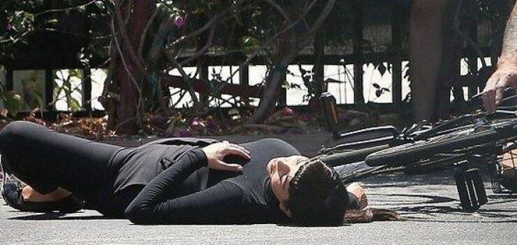 Kim Kardashian: Μπουρδουκλώθηκε και έπεσε από το ποδήλατό της! [εικόνες]