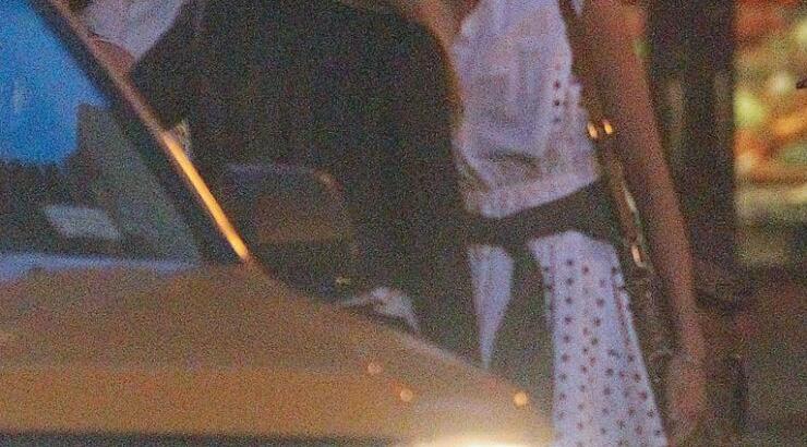 Η Cara Delevigne μοιράζει φιλιά στο στόμα σε γυναίκες [εικόνες]