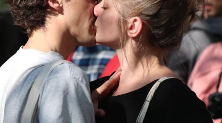 Αυτά είναι τα 4 tips για να ξετρελαίνεις τους άντρες με τα φιλιά σου!