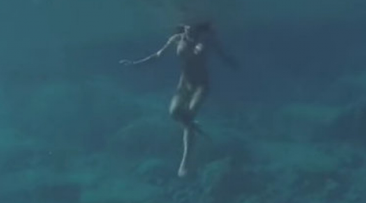 Επώνυμη Ελληνίδα γυμνή στο video clip του συντρόφου της!