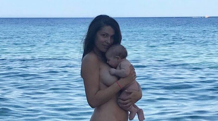 Η Κλέλια Ρένεση ποζάρει εντελώς γυμνή στη θάλασσα αγκαλιά με την κόρη της και συγκλονίζει με το μήνυμά της!