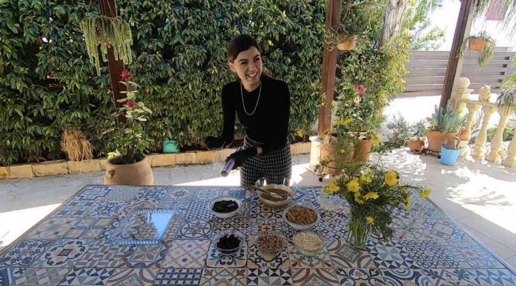 Μένω σπίτι και φτιάχνω υγιεινές μπάρες δημητριακών με σοκολάτα! [εικόνες & βίντεο]