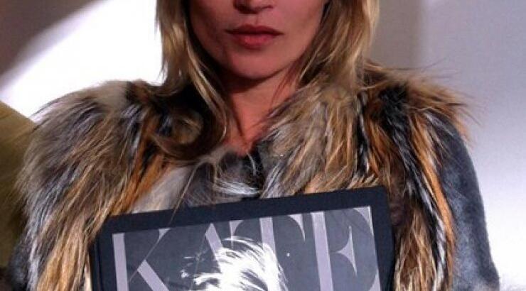 Kate Moss: Ποζάρει με το νέο της βιβλίο!
