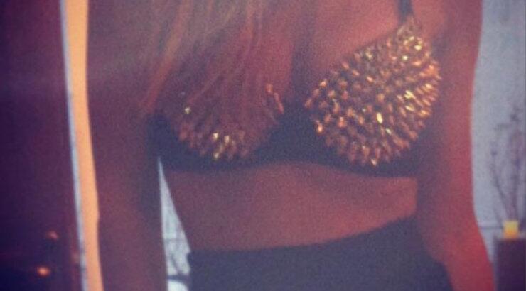 Ποιας Ελληνίδας τραγουδίστριας ανήκει αυτό το μπούστο; 