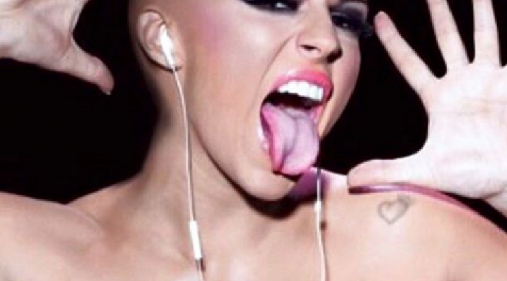 Δεν θα πιστεύετε ποια πανέμορφη Ελληνίδα τραγουδίστρια είναι η φαλακρή γυναίκα στη φωτογραφία!