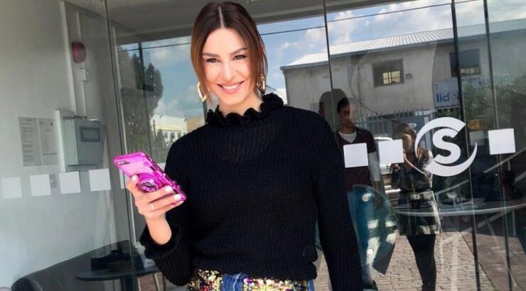 Κωνσταντίνα Ευριπίδου: “Δεν θέλω να ανεβάζω φωτογραφίες στα social media που σιδερώνω ή σφουγγαρίζω” 