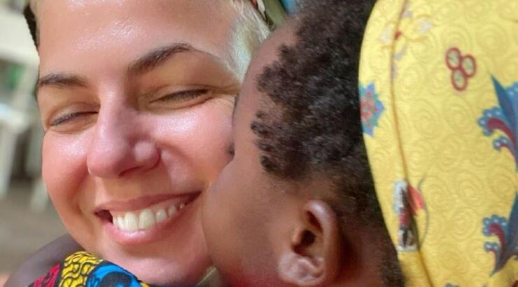 Χριστίνα Κοντοβά: Απαθανατίζει τον Τζώνη Καλημέρη αγκαλιά με την θετή κόρη τους, Ada [εικόνα]