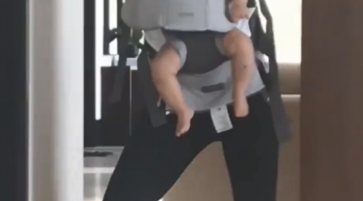 Ζευγάρι της showbiz μας δείχνει για πρώτη φορά την κούκλα κόρη του! [βίντεο]