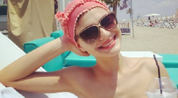 Κύπρια ηθοποιός: Έβαψε πορτοκαλί τα μαλλιά της και πήγε παραλία με την κόρη της!