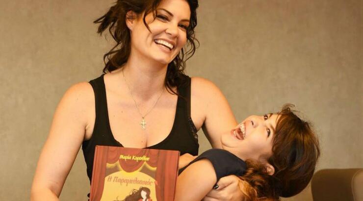 Μαρία Κορινθίου: Η μικρή Ισμήνη μεγάλωσε και ποζάρει σε σκάφος με τη μαμά της να την απαθανατίζει! [βίντεο]