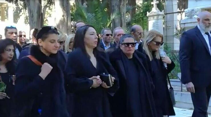 Κώστας Βουτσάς: Η σύζυγός του και οι κόρες του αγκαλιασμένες τον συνόδευσαν στην τελευταία του κατοικία 