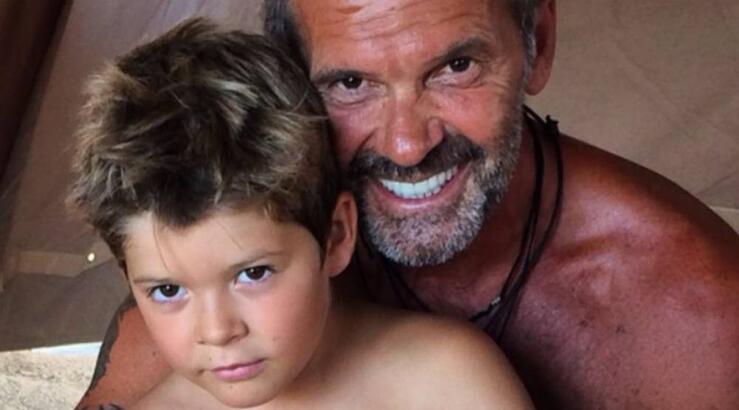 Πέτρος Κωστόπουλος: Ο γιος του μεγάλωσε και έγινε ένας κύριος με κοστούμι και παπιγιόν [εικόνα]