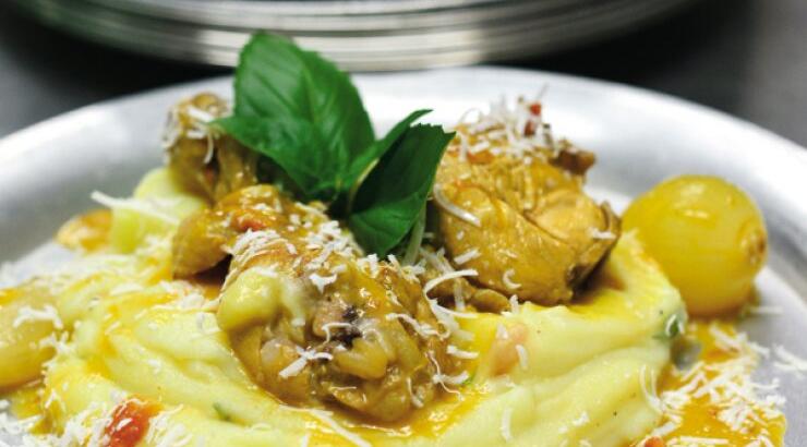 Κοτόπουλο στιφάδο στην κατσαρόλα µε πουρέ