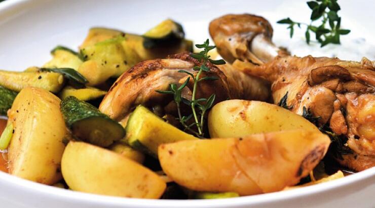 Κοτόπουλο μπούτι στην κατσαρόλα με κολοκύθια, baby πατάτες, σκόρδο και λεμόνι