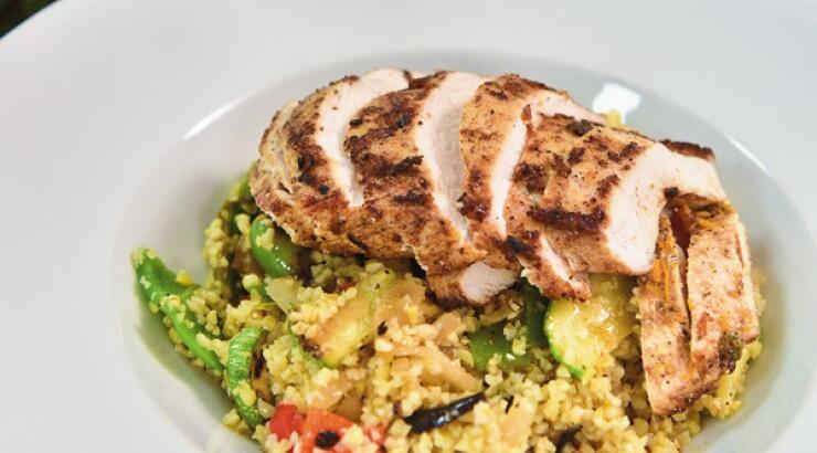 Κοτόπουλο παναρισμένο με μπαχαρικά σερβιρισμένο με πλιγούρι με ψητά λαχανικά