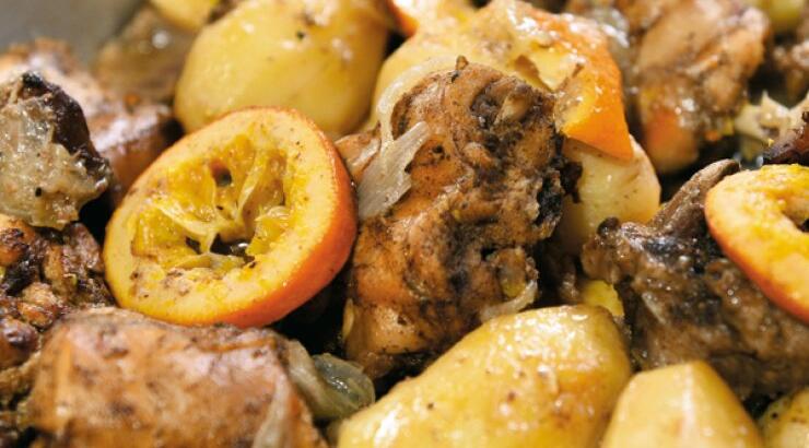 Κουνέλι με πατάτες και πορτοκάλι στον φούρνο