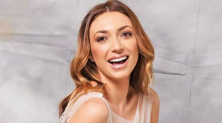 Κρίστυ Παπαδοπούλου: Μας βάζει στο σαλόνι του σπιτιού της στολίζοντας το δέντρο με το μέλλοντα σύζυγό της!