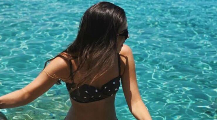 Μάθαμε από πού είναι το pin-up μπικίνι της Κρίστης Αγαπίου που λατρέψαμε!