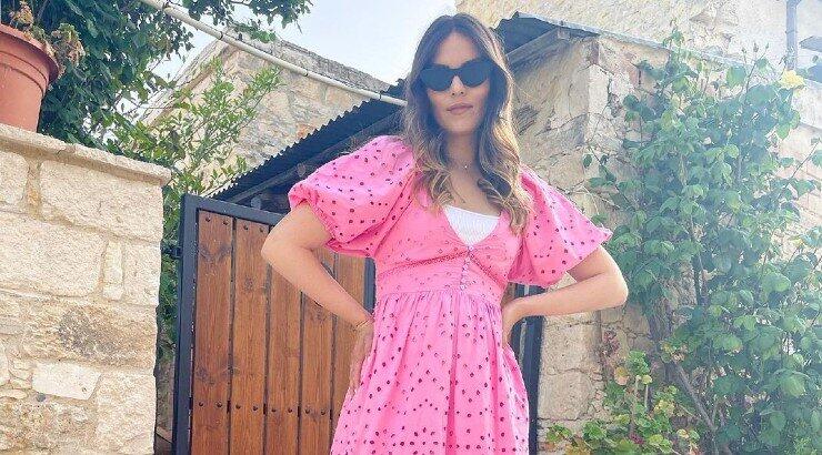 Κρίστη Αγαπίου: Μας δείχνει την κόρη της να διασκεδάζει με τους παππούδες της σε ταβέρνα [εικόνες]