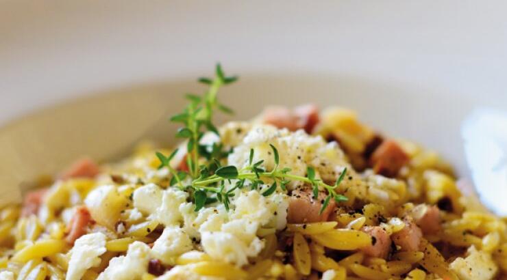 Κριθαρότο με λούντζα, λιαστές τομάτες και φέτα