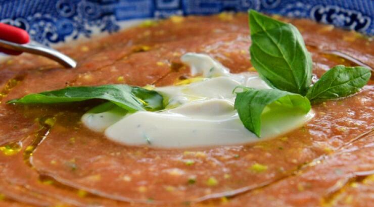 Κρύα ντοματόσουπα με αβοκάντο και γιαούρτι