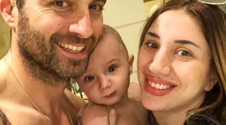 Ο πιο τρυφερός μπαμπάς! Δείτε τον Κυριάκο Πελεκάνο να κολυμπάει με τον γιο του!