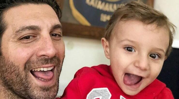 Λιώσαμε! Δείτε το γιο του Κυριάκου Πελεκάνου να τον παρακολουθεί στην τηλεόραση 